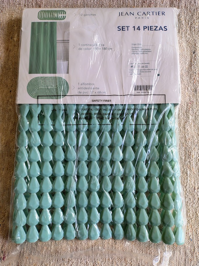 Set cortina de baño plástica con alfombra antideslizante PVC y ganchos - Jean Cartier