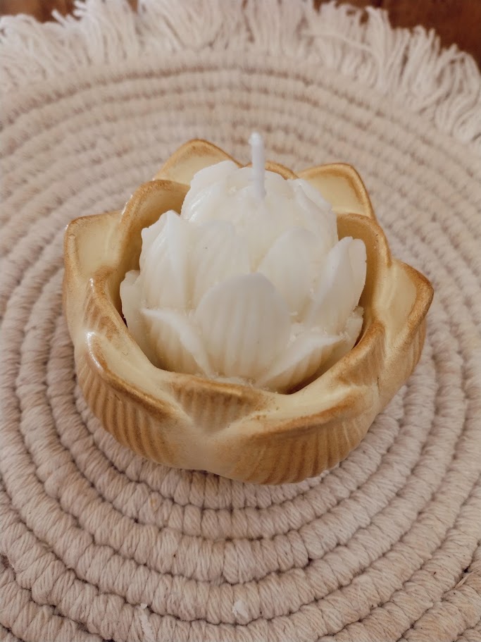 Porta vela flor de loto, con vela incluida - Satanama 
