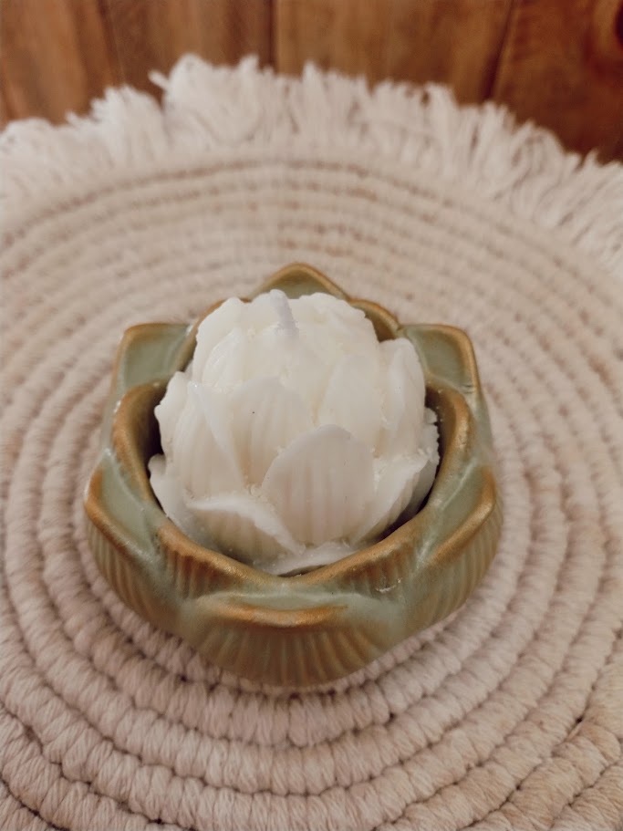Porta vela flor de loto, con vela incluida - Satanama 